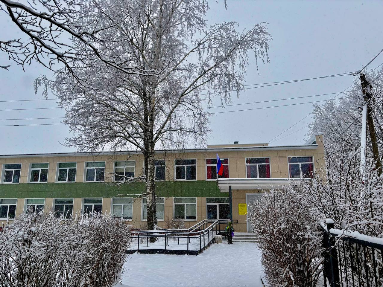 Школа зимой.