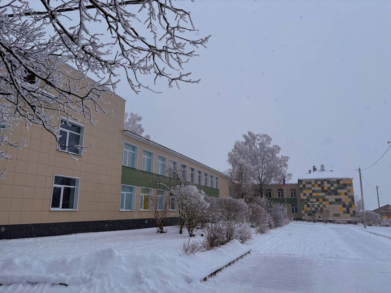 Школьный двор.
